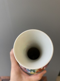 Twee paar Chinese blauw-witte en famille rose vazen, 19/20e eeuw