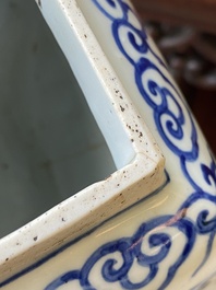 Vase en porcelaine de Chine en bleu et blanc &agrave; d&eacute;cor d'un &eacute;tang &agrave; lotus, marque et probablement &eacute;poque de Jiajing
