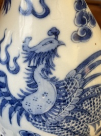 Een Chinese blauw-witte flesvormige 'draak en feniks' vaas, 19e eeuw