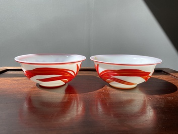 Paire de bols en verre overlay de P&eacute;kin en rouge sur blanc &agrave; d&eacute;cor floral, Chine, 19&egrave;me