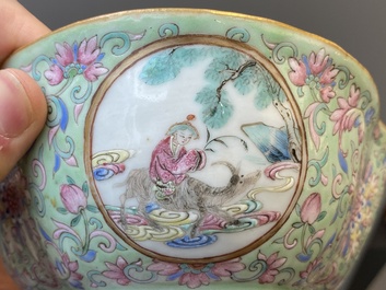 Een Chinese drielobbige famille rose kom met turquoise fondkleur, Tongzhi merk en periode