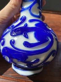 Paire de vases de forme bouteille en verre overlay de P&eacute;kin &agrave; d&eacute;cor de chilongs en bleu sur blanc, Chine, 19&egrave;me