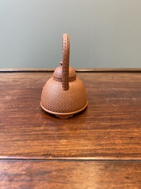 Een Chinese Yixing steengoed theepot met gekerfd decor van chrysanten, Kangxi