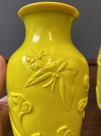 Een paar Chinese vazen met decor van vlinders en bloemen in geel Peking glas, Republiek
