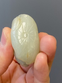 Vier Chinese snijwerken in witte en celadon jade, Qing/Republiek
