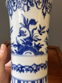 Een Chinese blauw-witte vaas met floraal decor, Kangxi