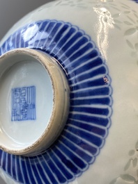Een Chinese blauw-witte kom met rijstkorrel decor, Qianlong merk en periode