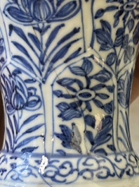 Een paar Chinese blauw-witte vazen met zilveren monturen, Kangxi