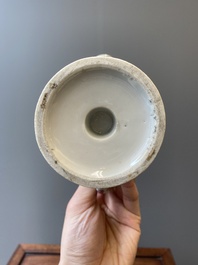 Een Chinese famille rose kan met decor van tabaksbladeren, Qianlong