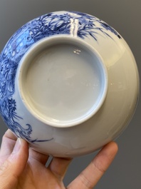 Bol en porcelaine de Chine en bleu et blanc &agrave; d&eacute;cor floral, Qianlong/Jiaqing