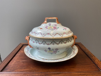 Terrine couverte sur son support en porcelaine de Chine famille rose, Qianlong
