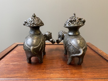 Paire de br&ucirc;le-parfums en forme d'&eacute;l&eacute;phant en bronze, Chine, Ming