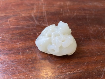 Een Chinese witte jade hanger met twee herten, Qing
