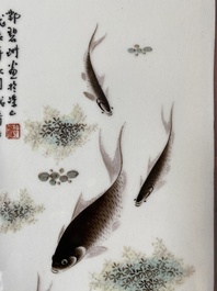 Een Chinese qianjiang cai plaquette met vissen, gesigneerd. Deng Bishan 鄧碧珊, gedateerd 1928