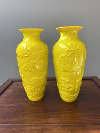 Een paar Chinese vazen met decor van vissen in geel Peking glas, Republiek