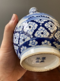 Twee paar Chinese blauw-witte en famille rose vazen, 19/20e eeuw