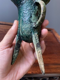 Een Chinees archa&iuml;sch bronzen ritueel wijnvat, 'jue', late Shang-dynastie