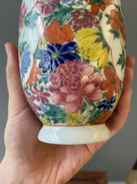 Twee paar Chinese blauw-witte en famille rose vazen, 19/20e eeuw