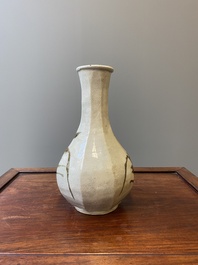Een Koreaanse flesvormige vaas met floraal decor, Joseon dynastie, 16e eeuw
