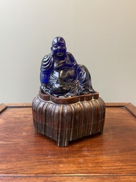 Bouddha rieur en verre bleu de P&eacute;kin assis sur un socle en bois, Chine, 19&egrave;me