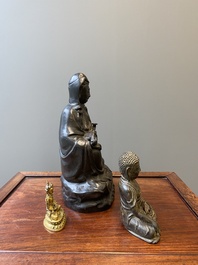 Drie Chinese bronzen sculpturen van Boeddha en Guanyin, Ming en later