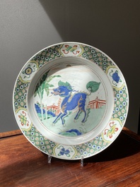 Een Chinese famille verte schotel met een kylin, Kangxi