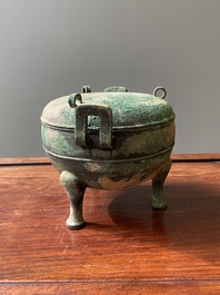Een Chinese bronzen driepotige rituele voedselkom met deksel, 'ding', Oostelijke Zhou, Periode van Lente en Herfst