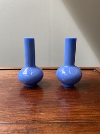 Een paar Chinese turquoise-blauwe flesvormige vazen in Peking glas, Qing