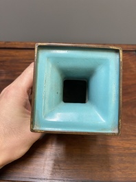 Vase &agrave; d&eacute;cor d'Europ&eacute;ens en &eacute;maux de Canton &agrave; fond jaune, Chine, marque et &eacute;poque de Qianlong