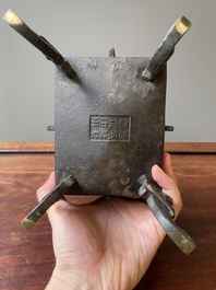 R&eacute;cipient &agrave; nourriture rituel archa&iuml;que en bronze dans le style des Zhou de l'Ouest, 'fangding', Chine, marque de Bao Ding Zhen Yong 寶鼎珍用, Ming