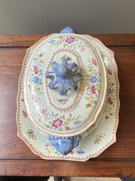 Een Chinese famille rose dekselterrine op onderschotel, Qianlong