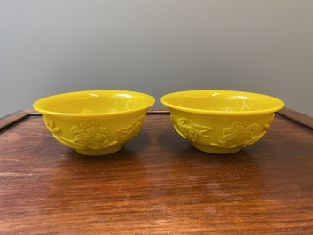 Paire de bols en verre jaune de P&eacute;kin &agrave; d&eacute;cor floral, Chine, 19/20&egrave;me