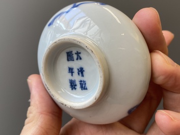 Een paar Chinese blauw-witte en koperrode vaasjes met floraal decor, Qianlong merk, 19/20e eeuw