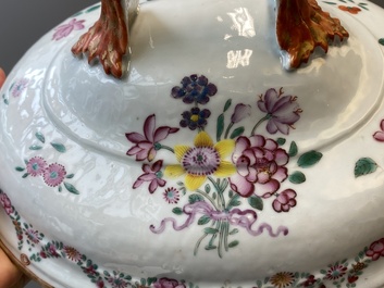 Terrine couverte sur son support en porcelaine de Chine famille rose, Qianlong
