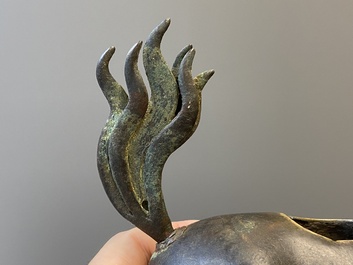 Een paar Chinese bronzen wierookbranders in de vorm van jongens op kylins, Ming