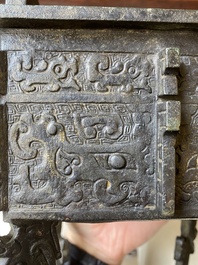 R&eacute;cipient &agrave; nourriture rituel archa&iuml;que en bronze dans le style des Zhou de l'Ouest, 'fangding', Chine, marque de Bao Ding Zhen Yong 寶鼎珍用, Ming