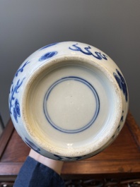 Een Chinese blauw-witte flesvormige 'draak en feniks' vaas, 19e eeuw