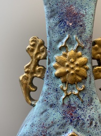 Paire de vases en porcelaine de Chine &agrave; &eacute;mail flamb&eacute; aux medaillons aux dragons dor&eacute;s, marque de Qianlong, 19&egrave;me