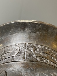 Een Chinese archa&iuml;sche bronzen driepotige wierookbrander, 'ding', Ming