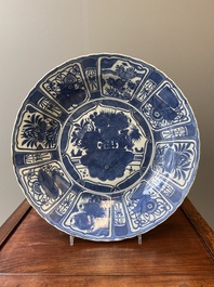 Important plat en porcelaine de Chine en bleu et blanc de type kraak, Wanli
