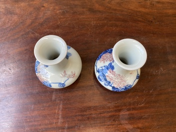 Een paar Chinese blauw-witte en koperrode vaasjes met floraal decor, Qianlong merk, 19/20e eeuw