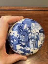Een Chinese blauw-witte dekseldoos, Qianlong merk, 19e eeuw