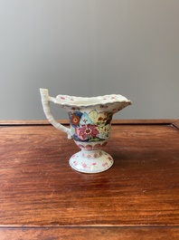 Een Chinese famille rose kan met decor van tabaksbladeren, Qianlong