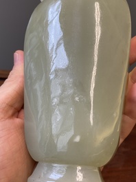 Een Chinese dekselvaas in celadon jade, Qing