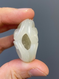 Vier Chinese snijwerken in witte en celadon jade, Qing/Republiek