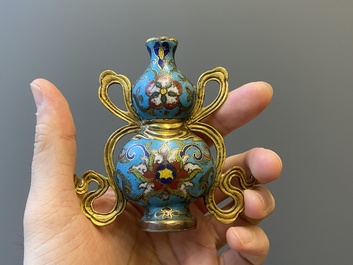 Een Chinese cloisonn&eacute; kalebasvaas en een groep met twee eenden in email en zilver, 19/20e eeuw