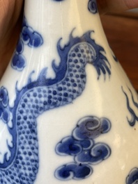 Een Chinese blauw-witte flesvormige 'draak en feniks' vaas, 19e eeuw
