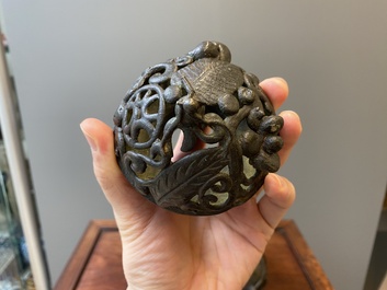 Paire de br&ucirc;le-parfums en forme d'&eacute;l&eacute;phant en bronze, Chine, Ming