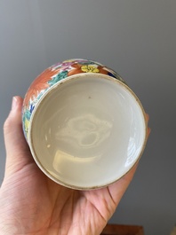 Twee paar Chinese blauw-witte en famille rose vazen, 19/20e eeuw