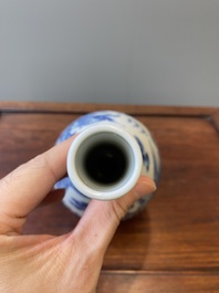Een Chinese blauw-witte flesvormige 'draak en feniks' vaas, 19e eeuw